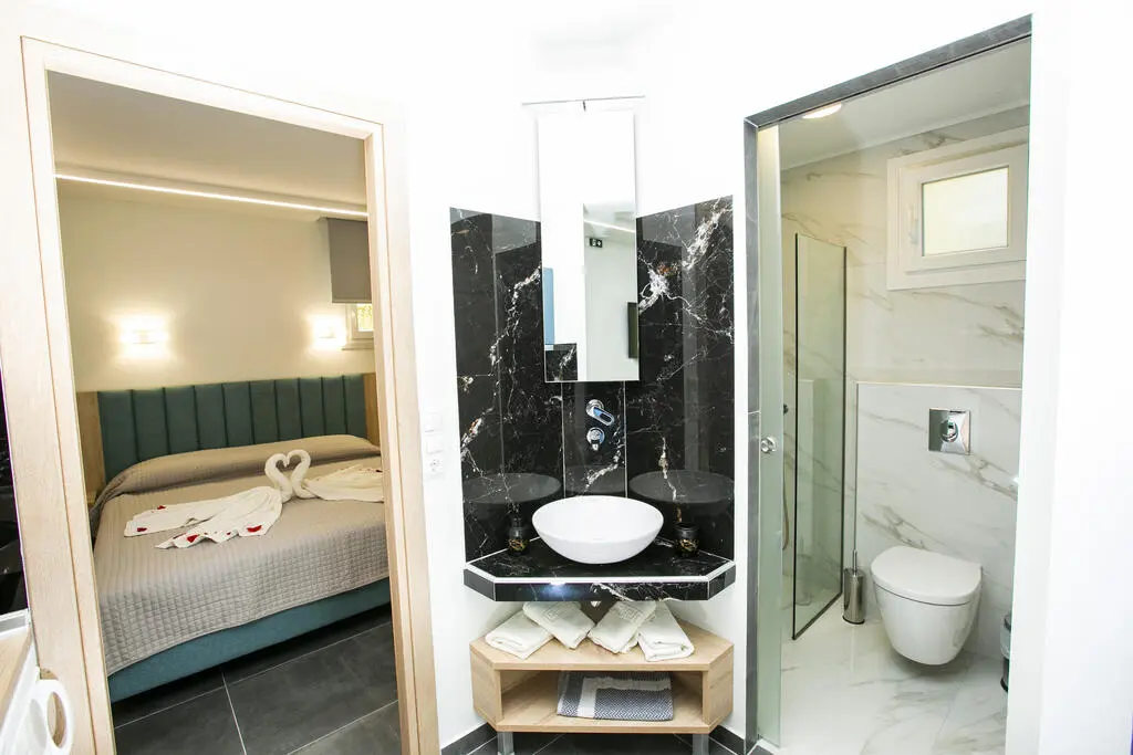 Bedroom & Bath